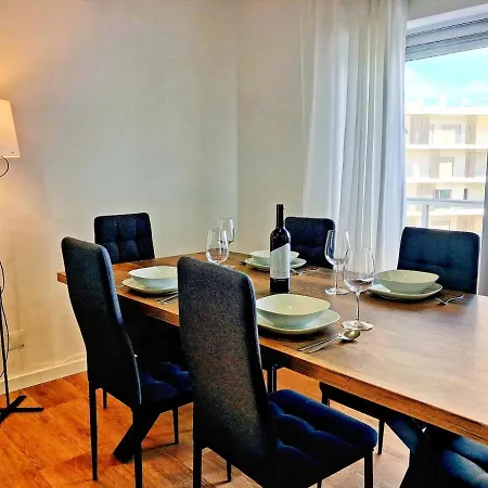 Large 2 Bedroom Flat With Swimming Pool And Air-conditioning Appartement *