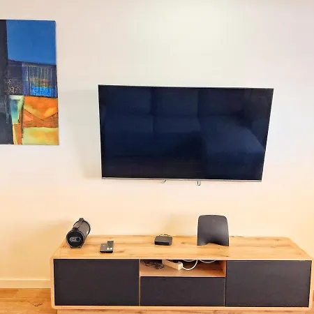Appartement Large 2 Bedroom Flat With Swimming Pool And Air-conditioning *