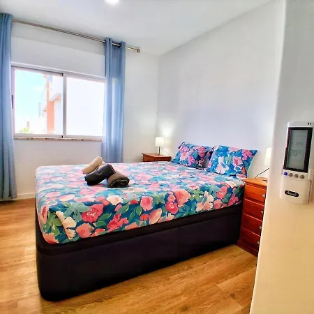Large 2 Bedroom Flat With Swimming Pool And Air-conditioning *
